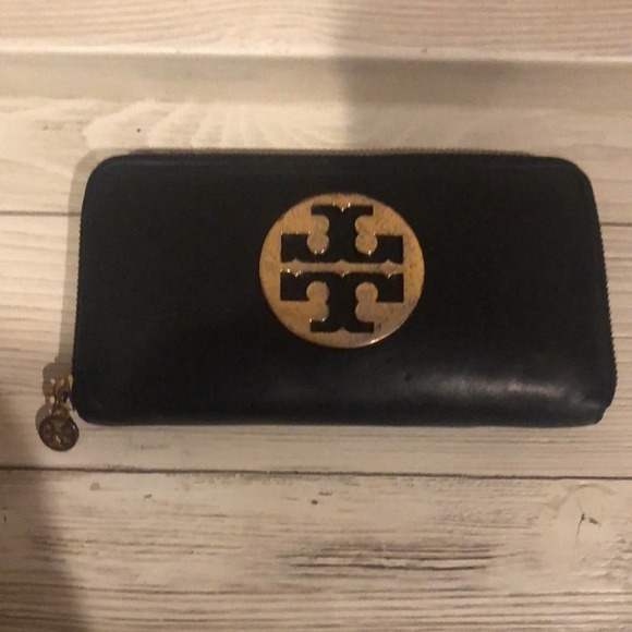 Reserved ***Tory Burch Women’s Black Charlie Zip Around Wallet preowned - Picture 4 of 5